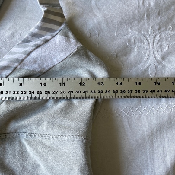 Lululemon Women's Deep Breath Tank Top Gray Stripe Size 4 V-neck Built in‎ Bra - Picture 9 of 12
